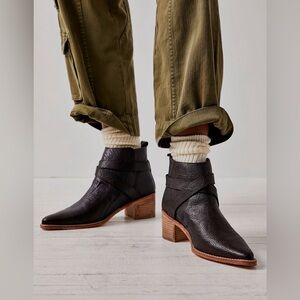 Free People Back Loop Bootie (37.5)